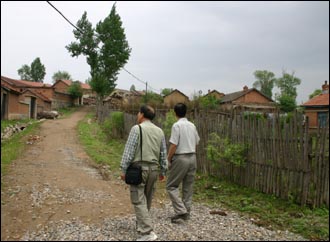 이상룡을 비롯한 안동 유림 가족들이 살았다고 추정된 집들을 후손들이 살피고 있다